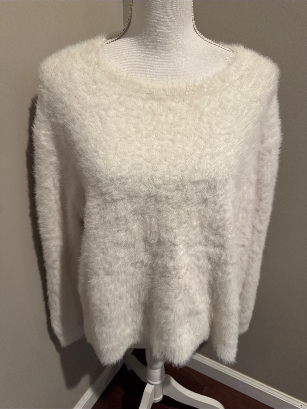525 America White Eyelash Knit Fuzzy Sweater Size Large